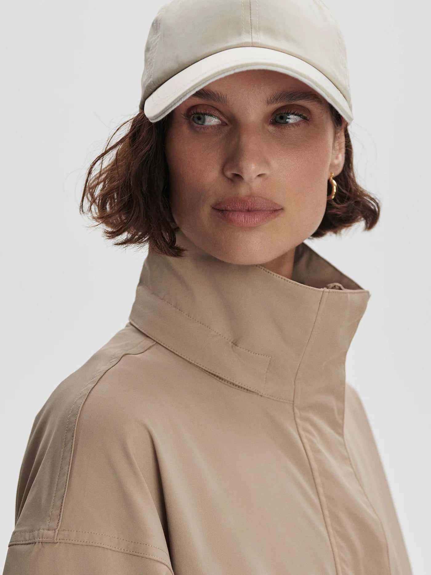 Varley - Rema Short Rain Jacket in Light Taupe