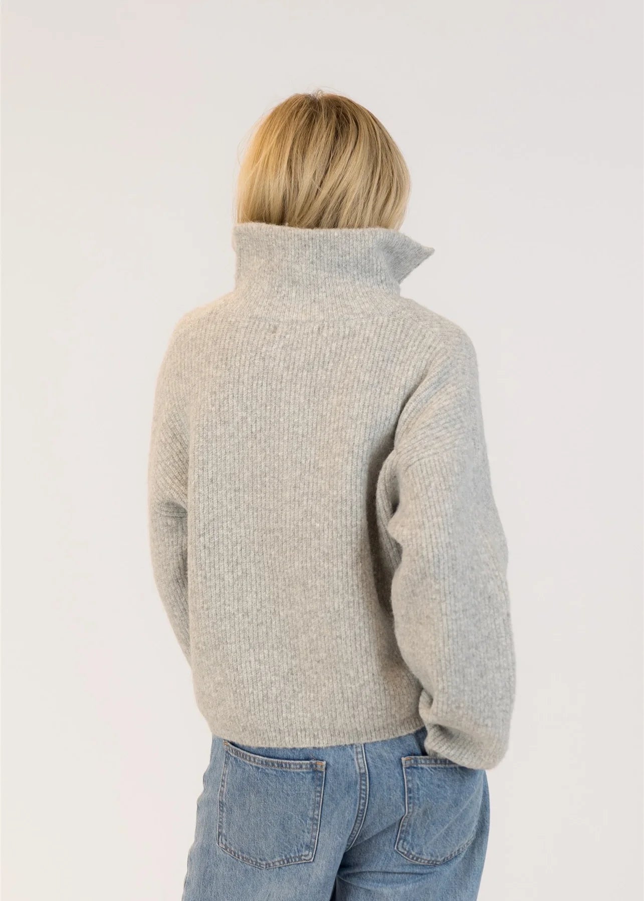 Lyla & Luxe - Eva  Eco Mockneck Pullover in Light Grey