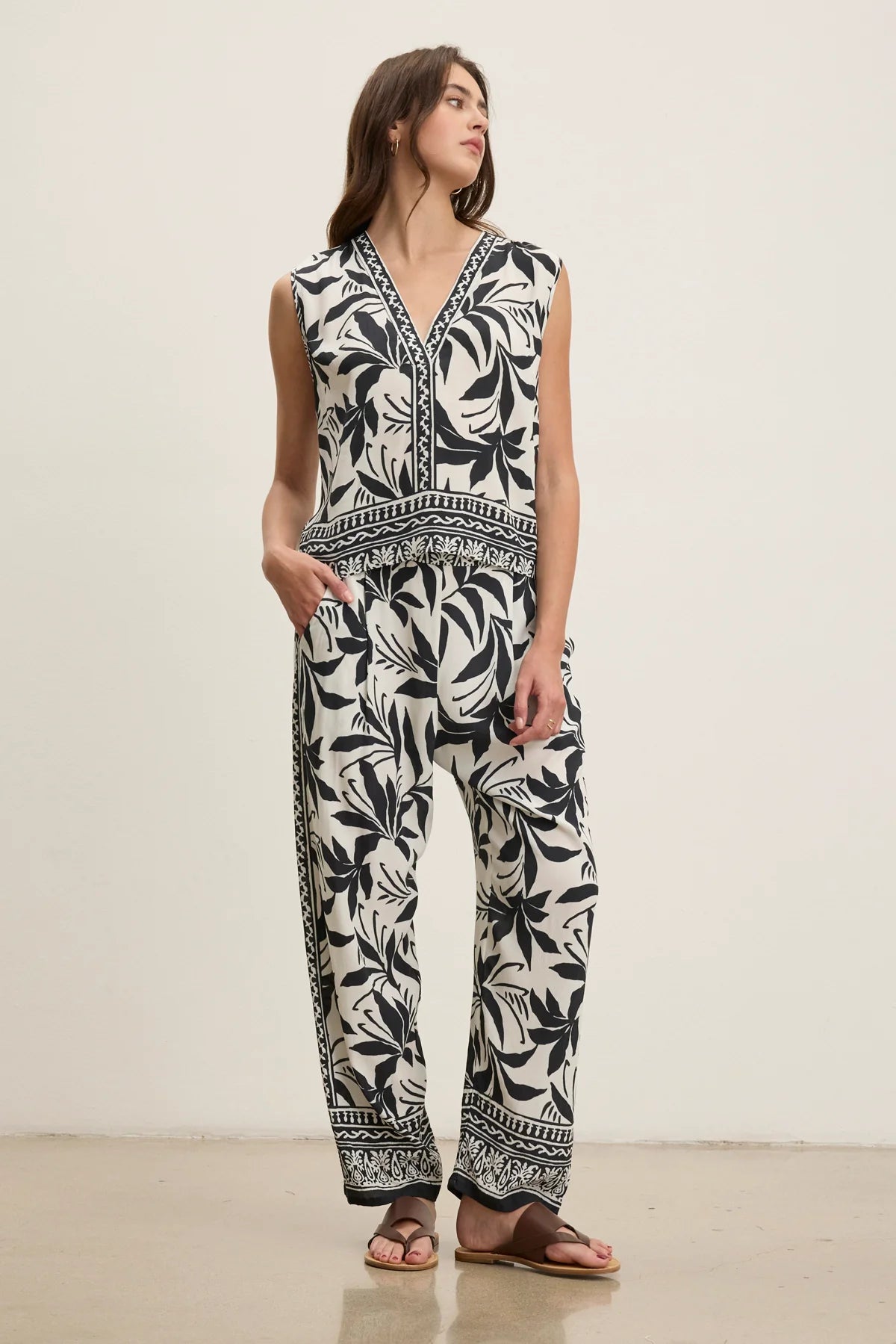 Velvet - Claudia - Fiji Print Pant in Black