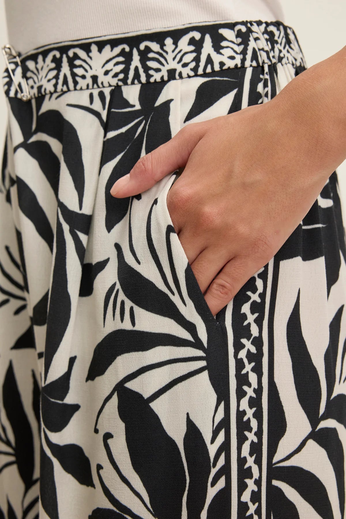 Velvet - Claudia - Fiji Print Pant in Black