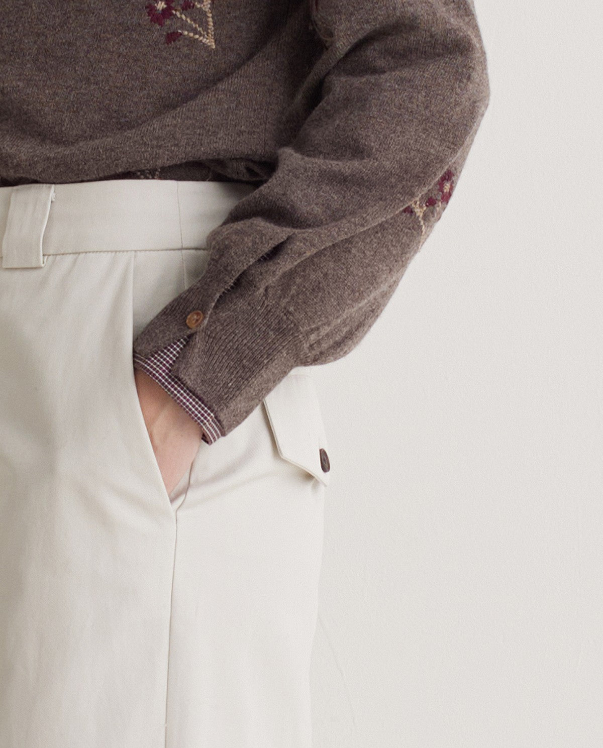 YERSE - Flower Embroidery Jumper in Fondo Piedra