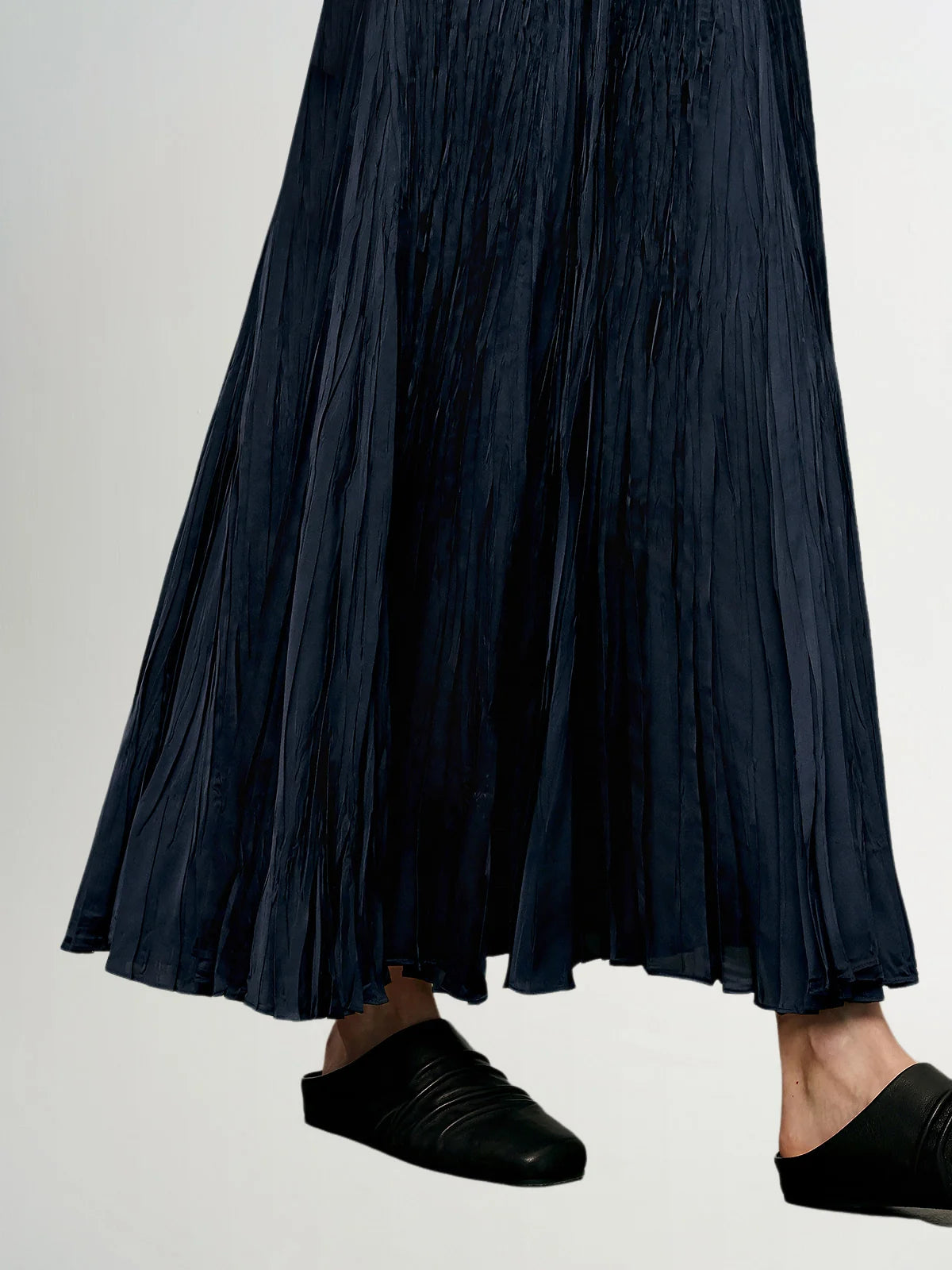 Meilleur Moment - Crinkle Skirt in Navy
