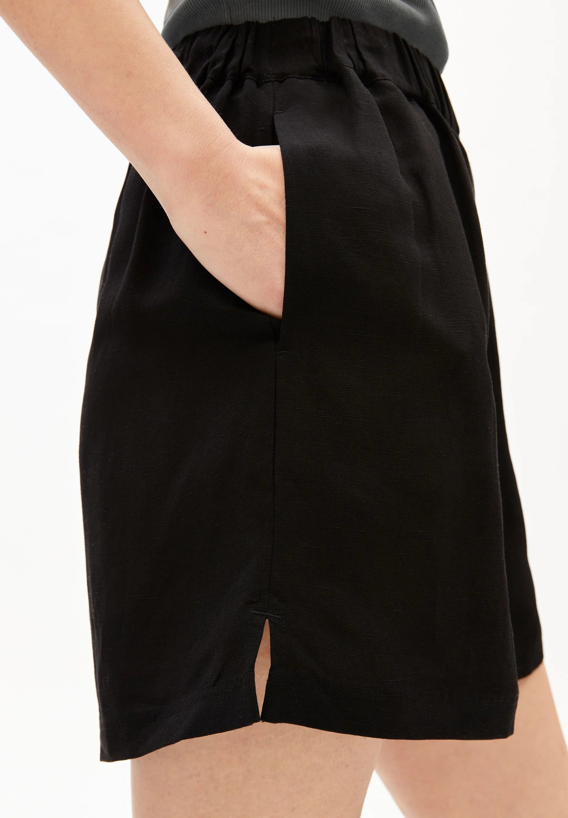 ArmedAngels - Linen Blend Pull On Short in Black