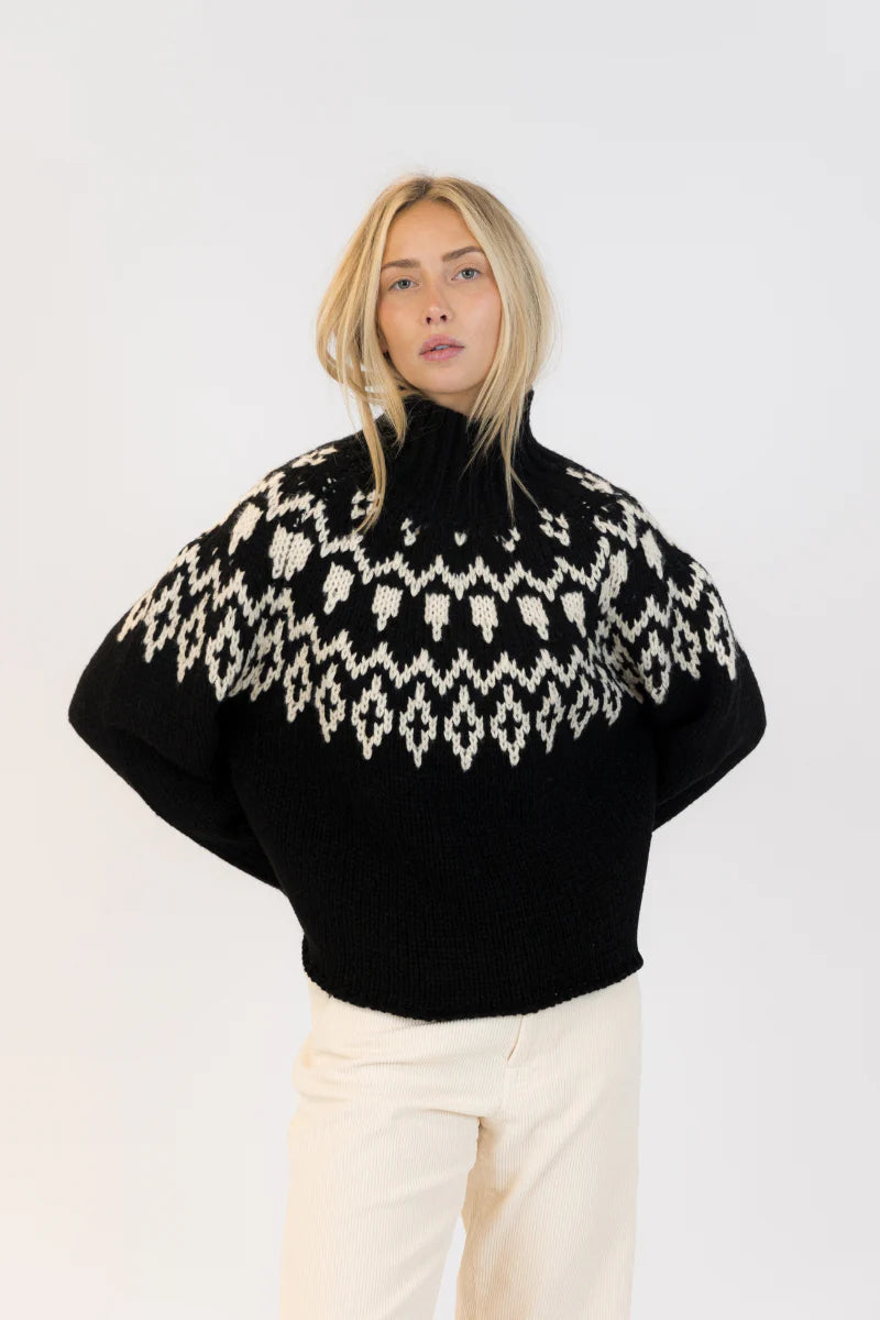 Lyla & Luxe - Aggie Fair Crewneck Pullover in Black/White
