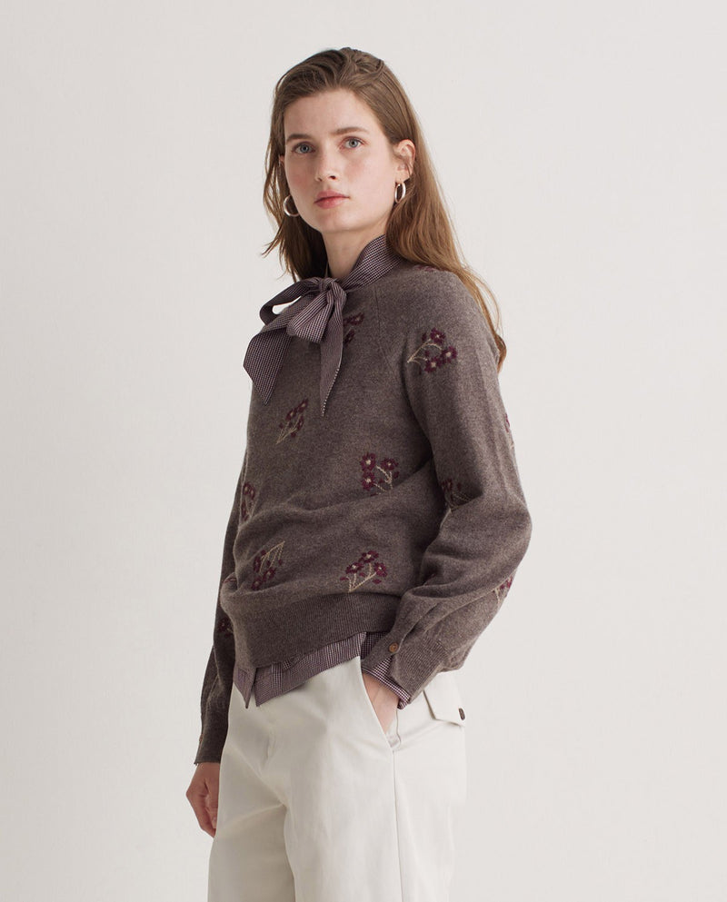YERSE - Flower Embroidery Jumper in Fondo Piedra