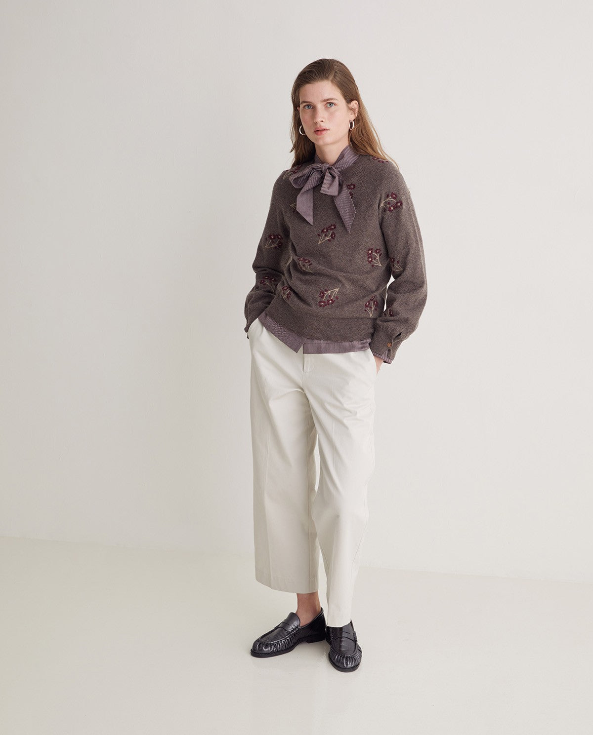 YERSE - Flower Embroidery Jumper in Fondo Piedra