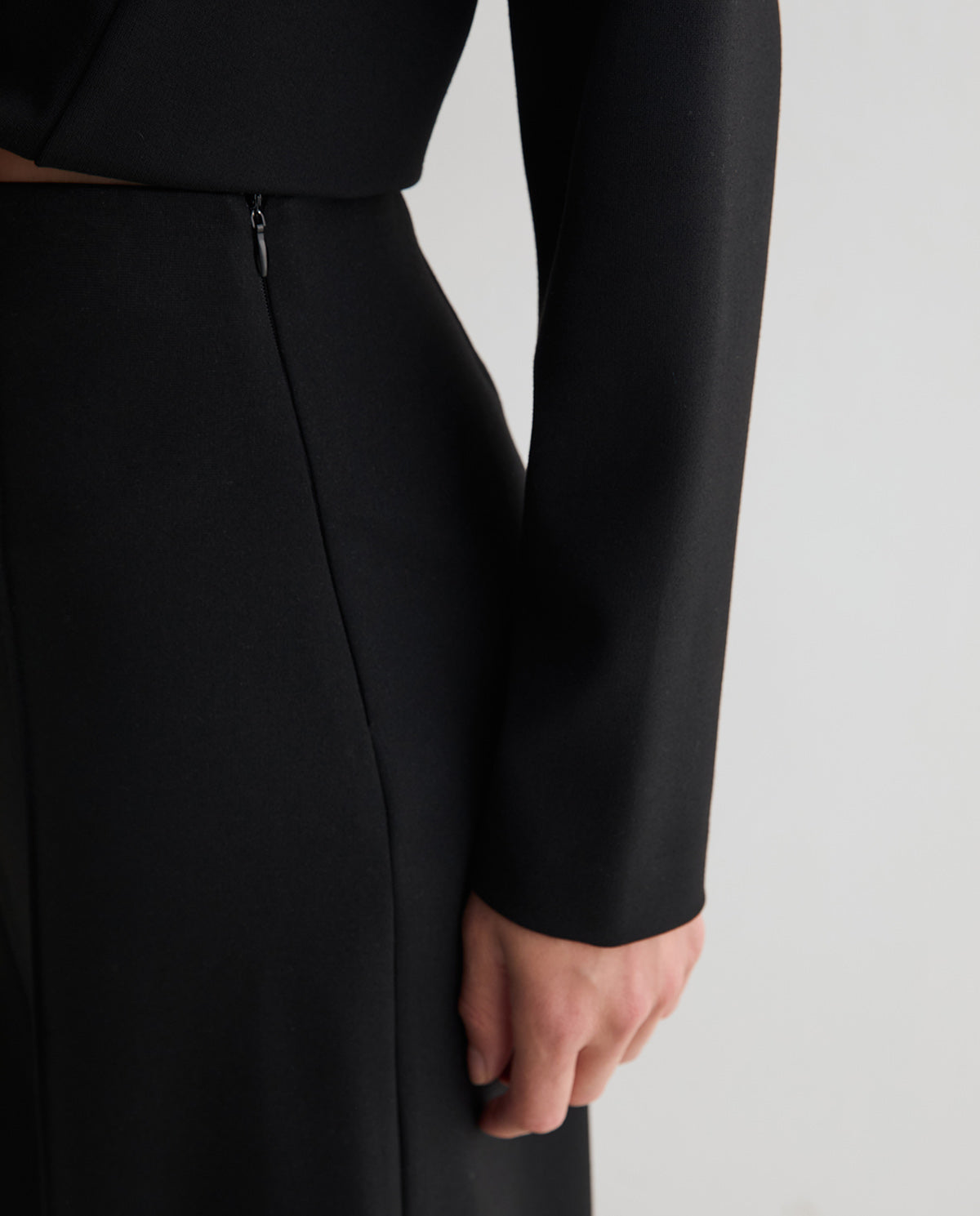 YERSE - High-Waist Elastic Trousers in Black