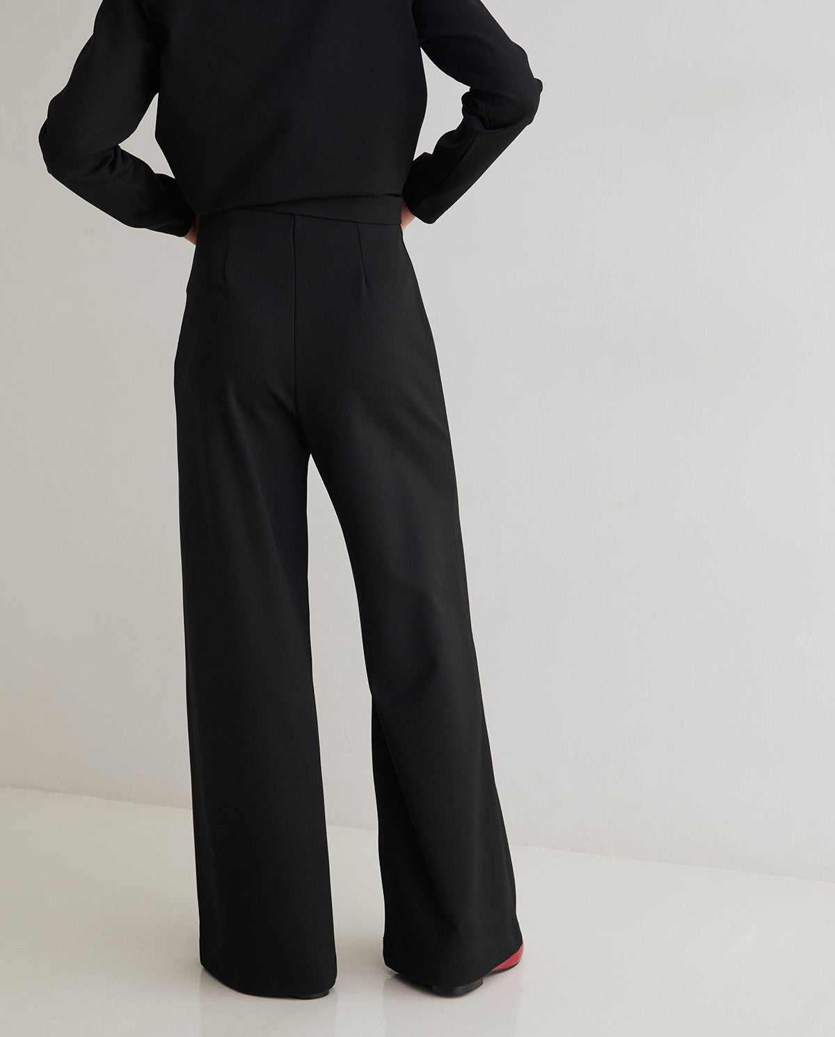 YERSE - High-Waist Elastic Trousers in Black