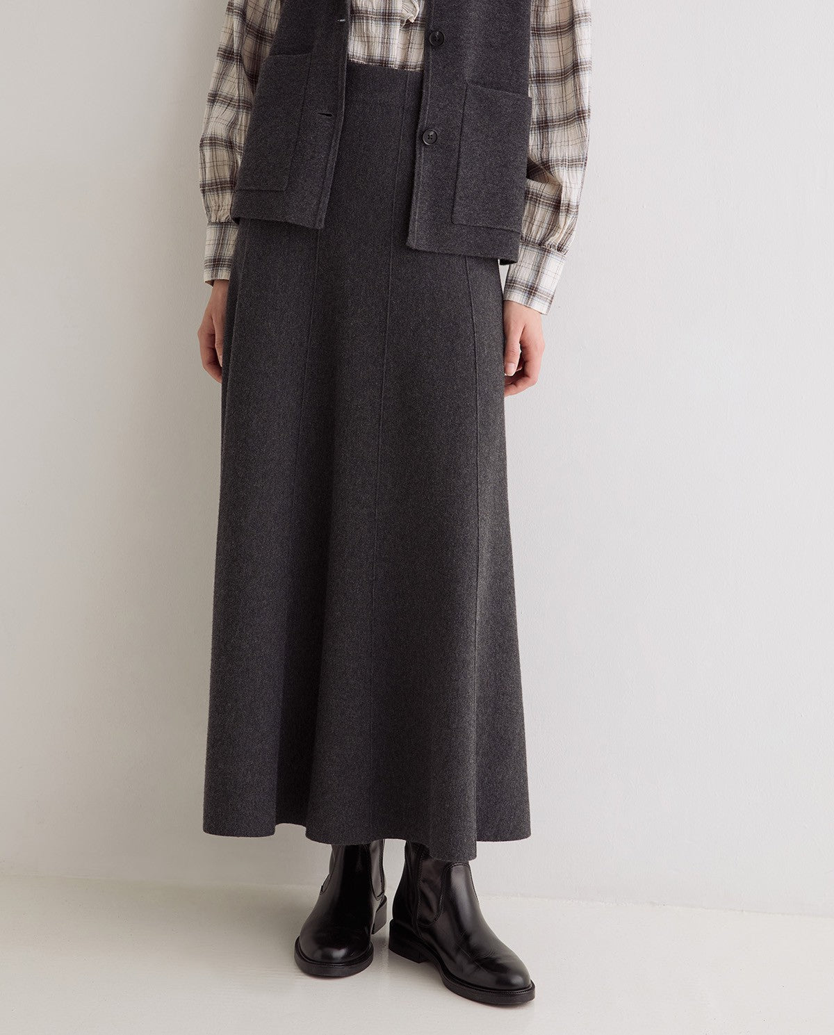YERSE - Midi Full-Knit Skirt in Grey