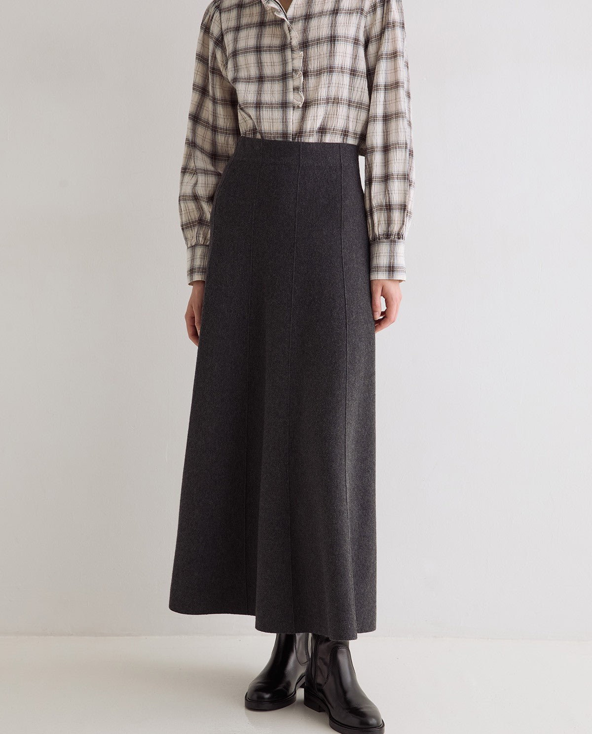 YERSE - Midi Full-Knit Skirt in Grey