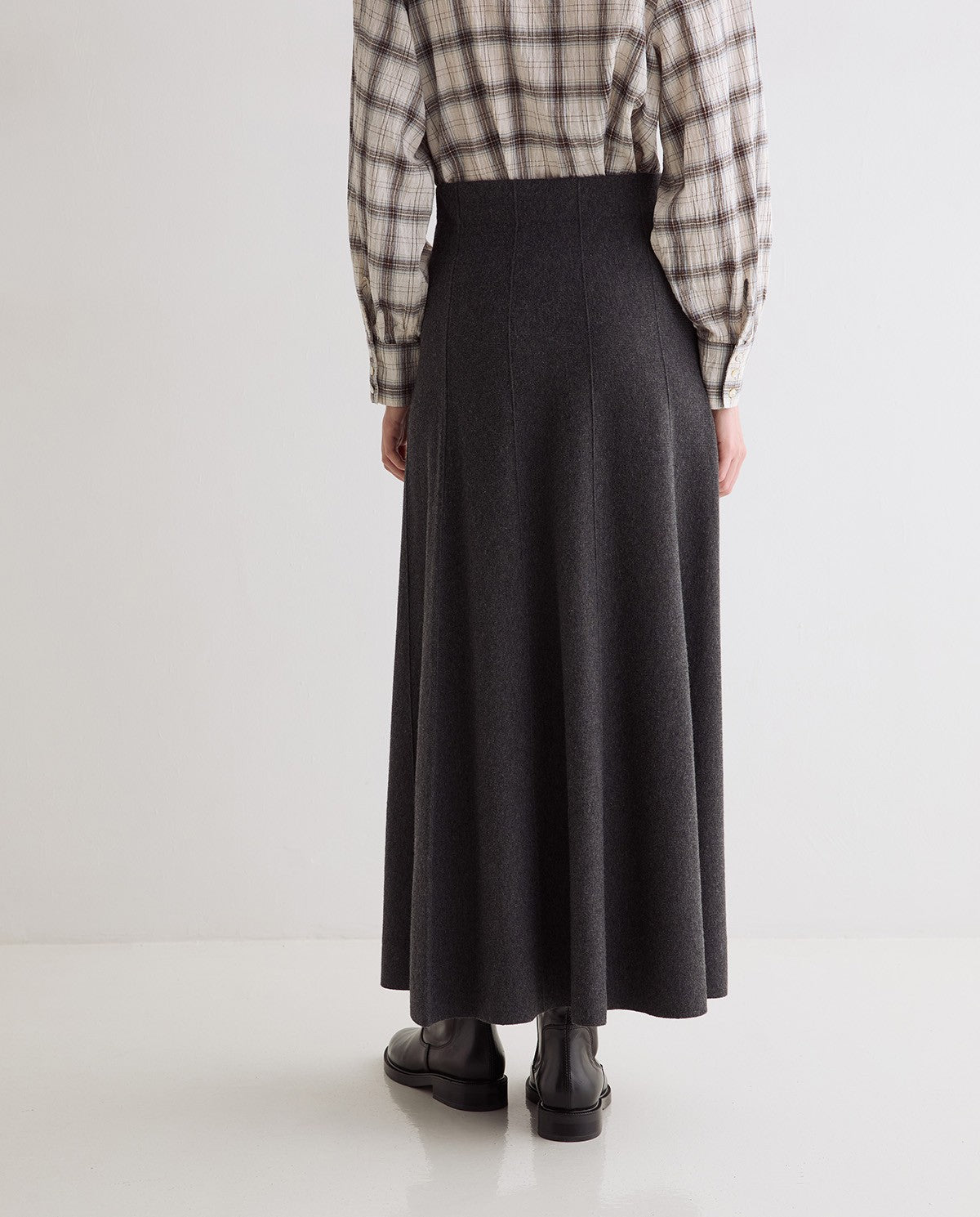YERSE - Midi Full-Knit Skirt in Grey