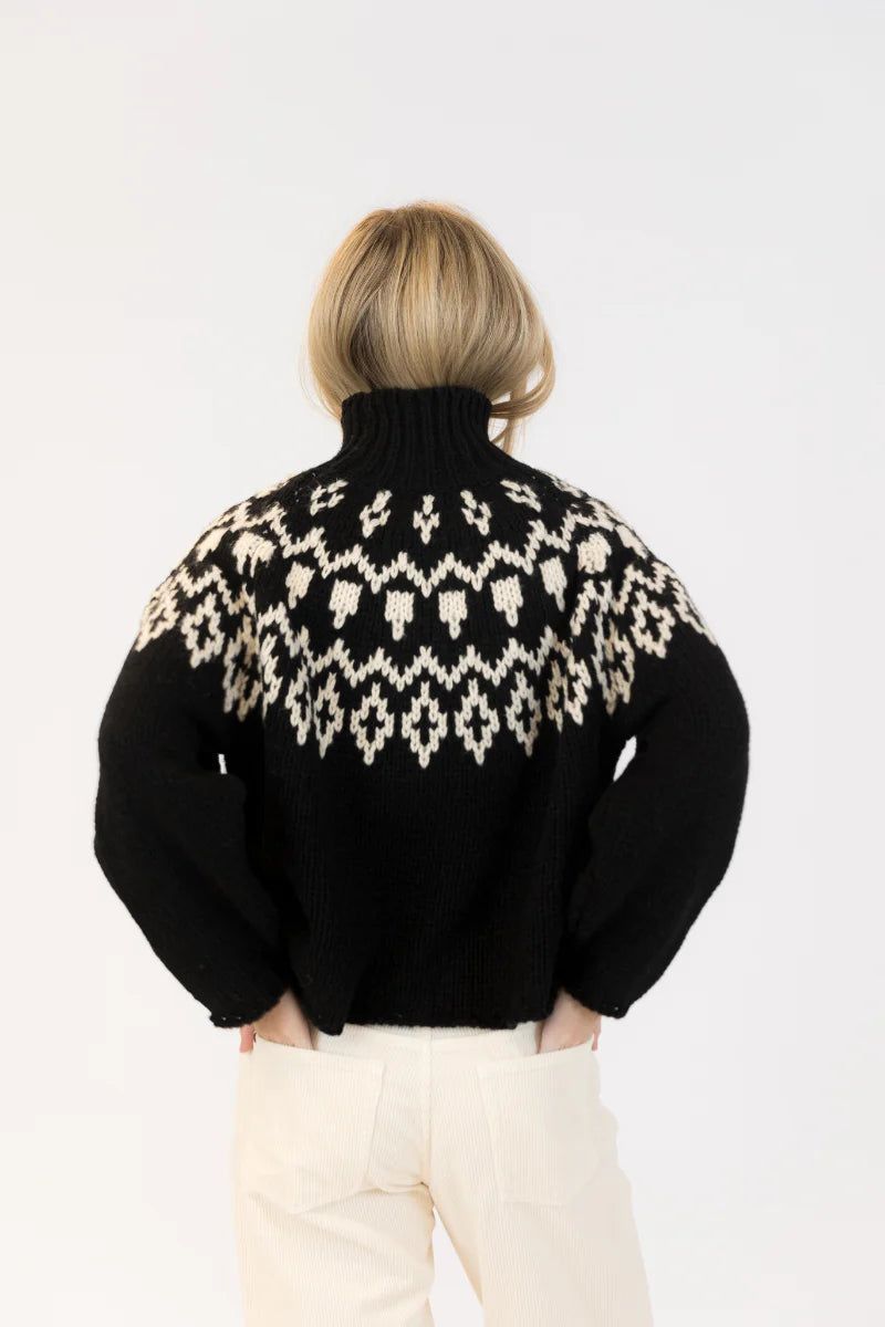 Lyla & Luxe - Aggie Fair Crewneck Pullover in Black/White