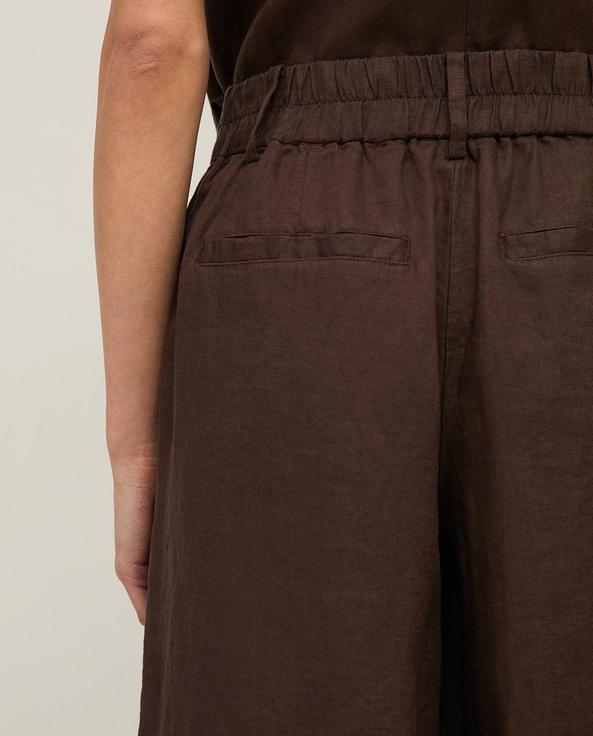 YERSE - Linen Shorts in Chocolate