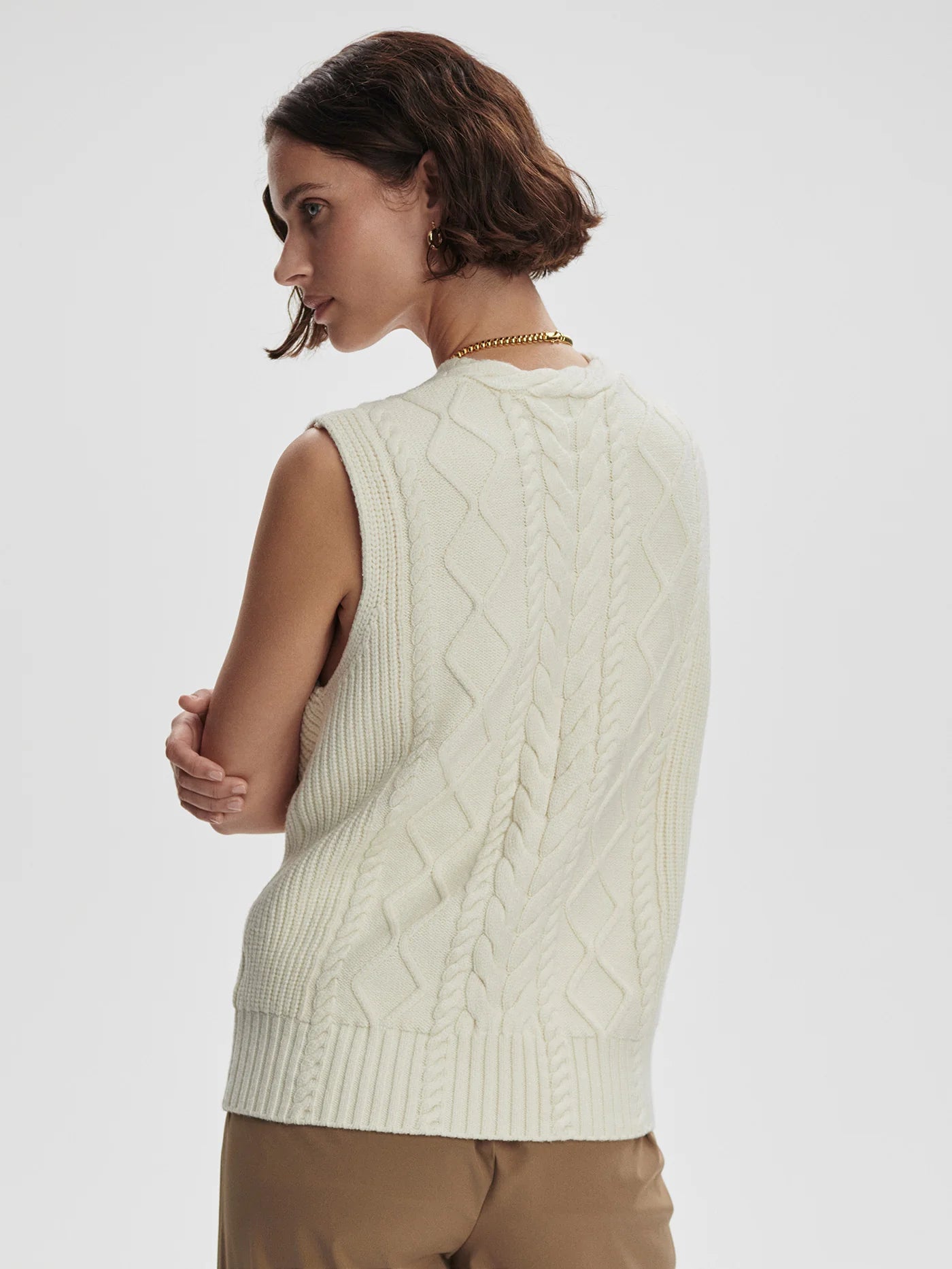 Varley - Kay Cable Knit Vest in Snow White – Bernstein & Gold Varley - Kay Cable Knit Vest in Snow White – Bernstein & Gold