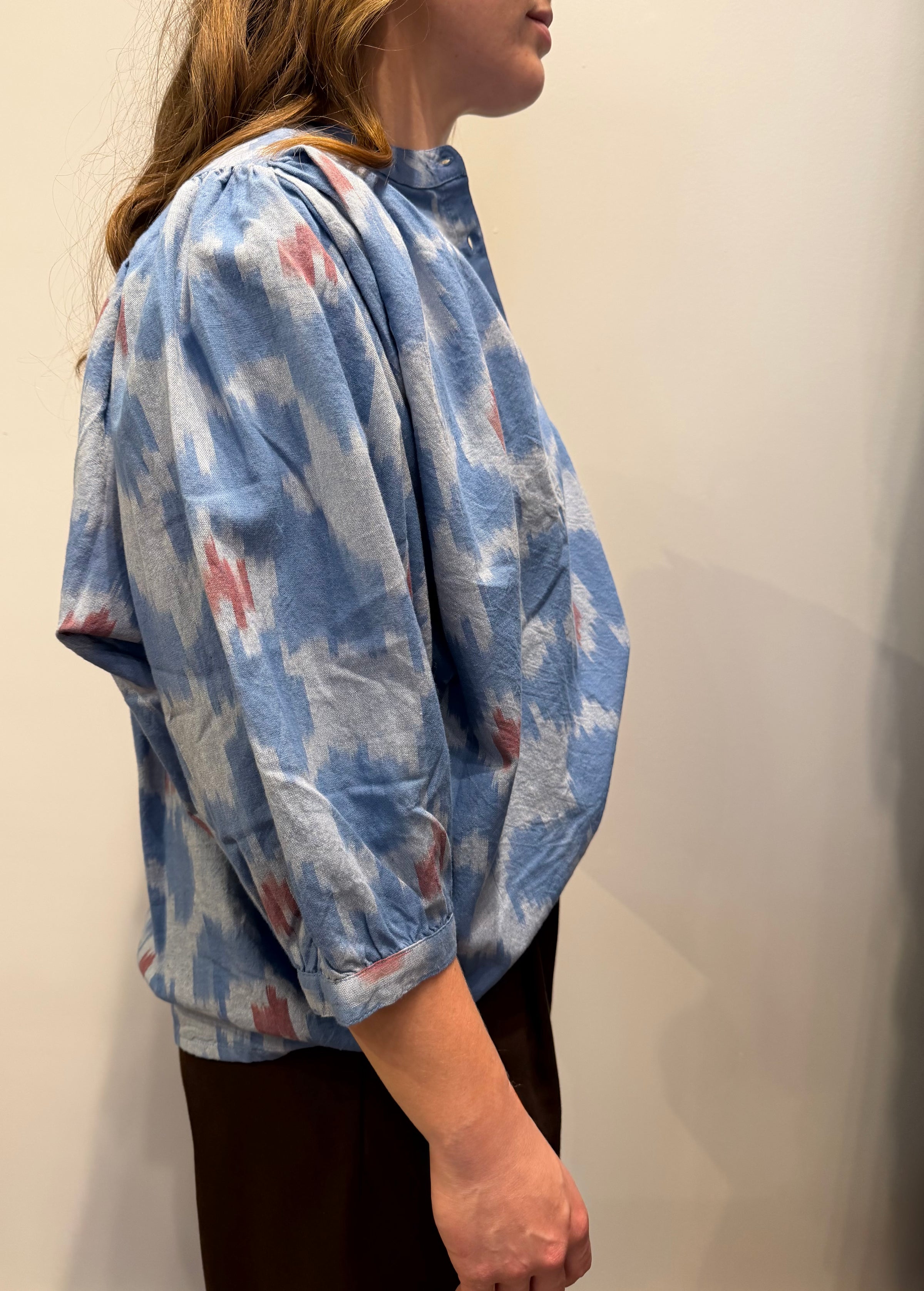 Louizon - Vince Blouse in Imprime Fleurs Bleus