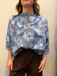 Louizon - Vince Blouse in Imprime Fleurs Bleus