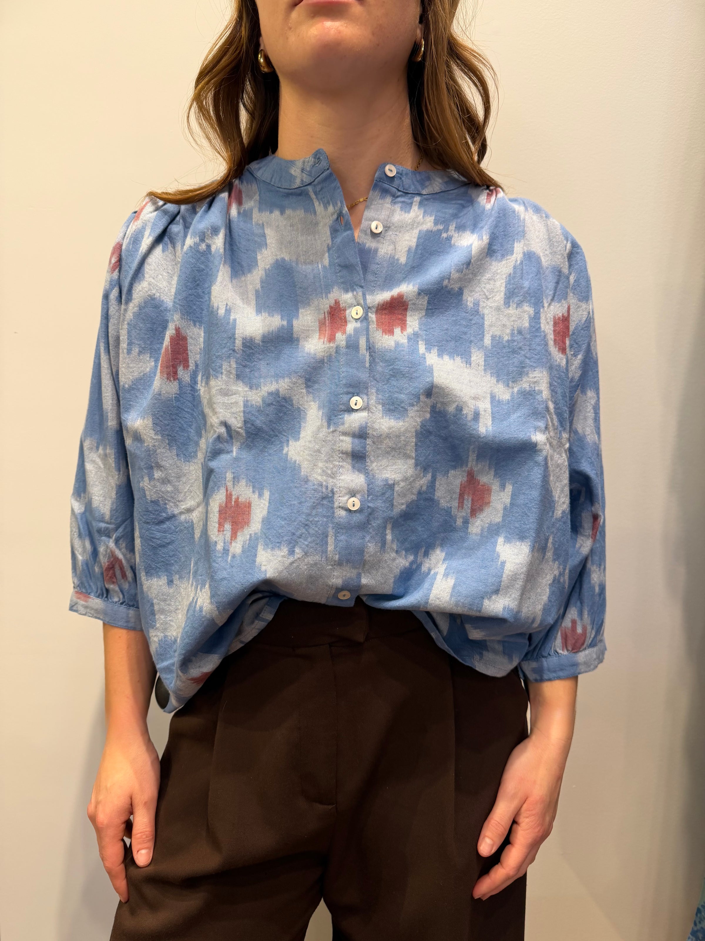 Louizon - Vince Blouse in Imprime Fleurs Bleus