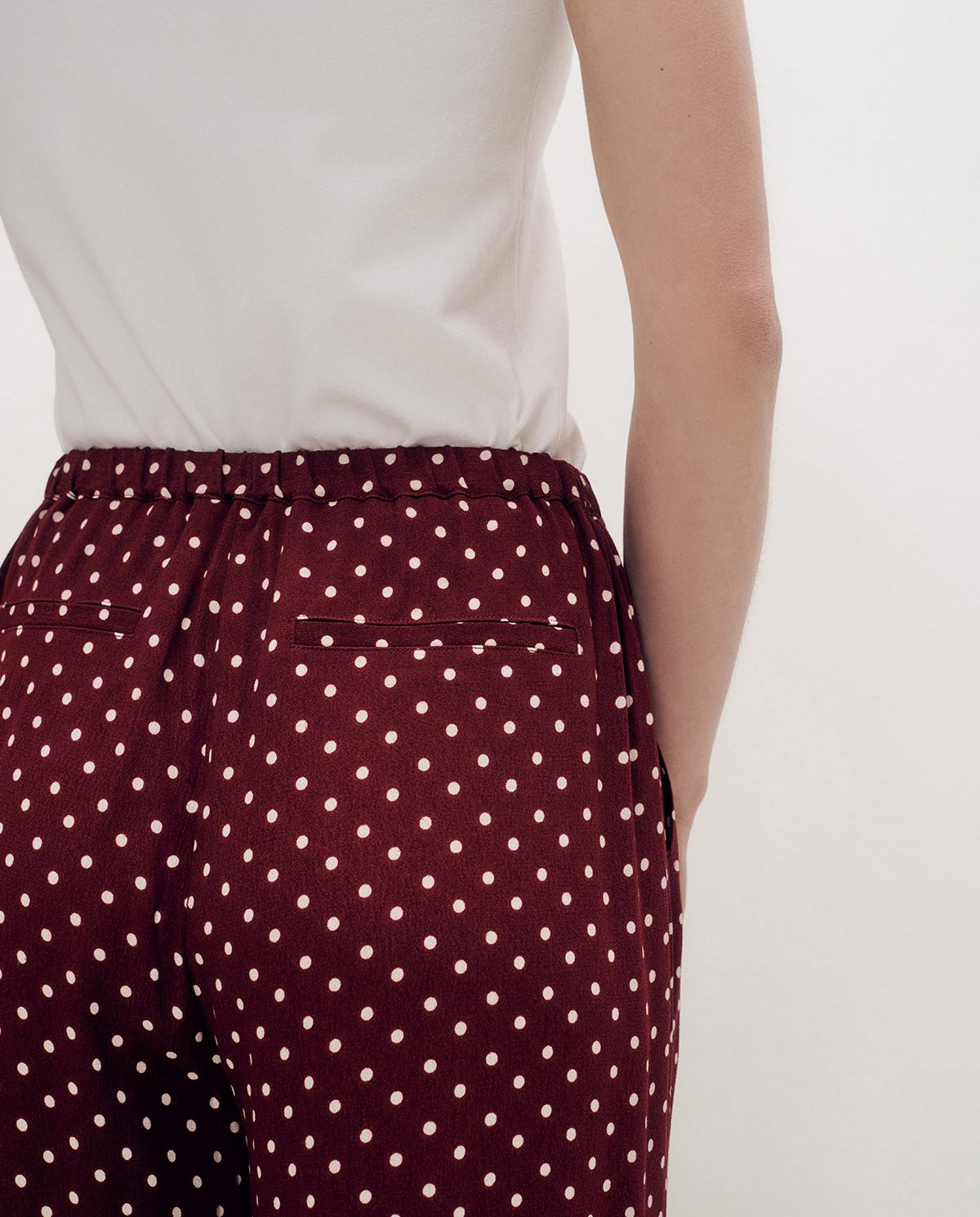 YERSE - Crepe Viscose Pants in Aubergine Dots