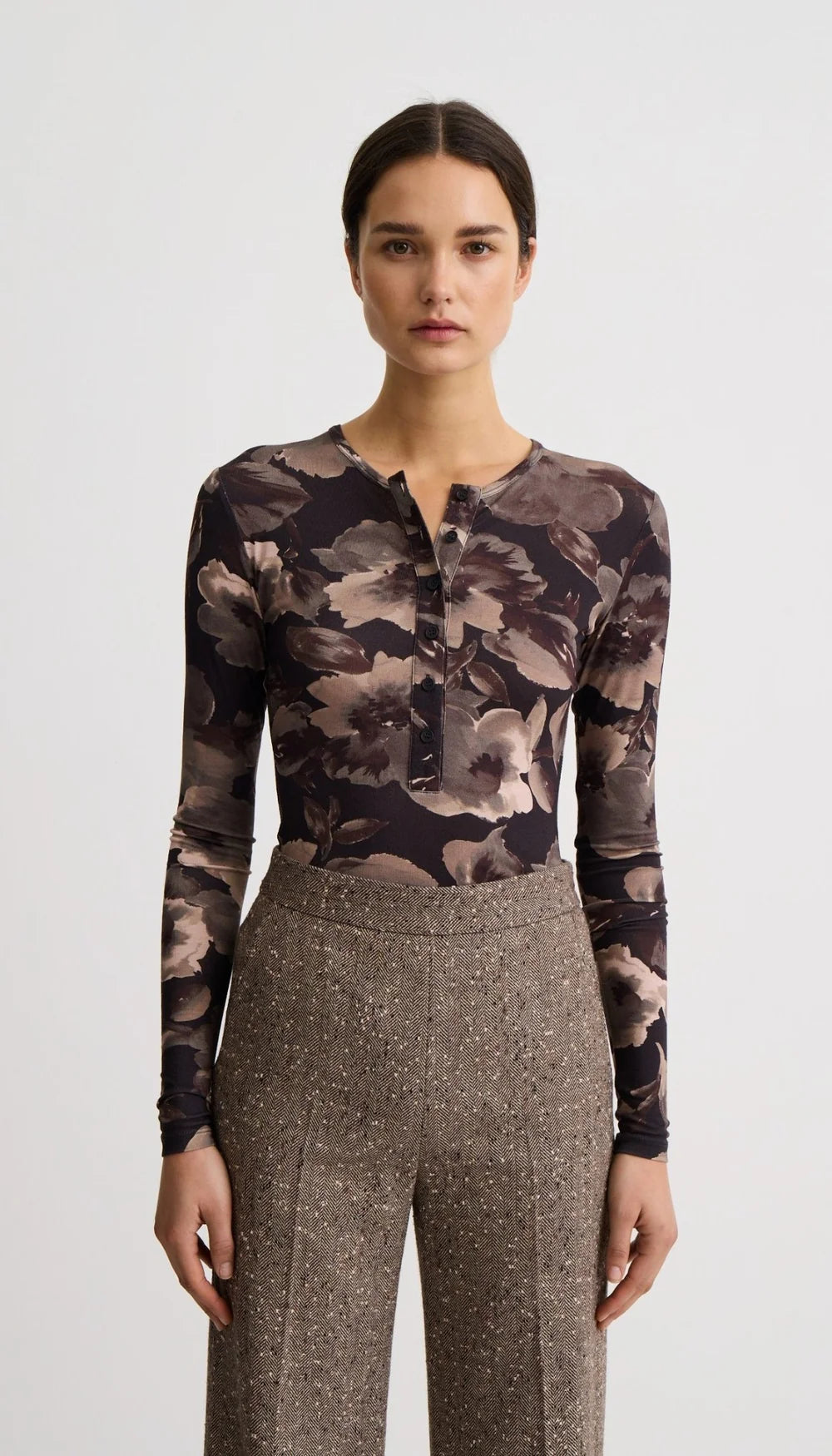 Smythe - Scrunch Sleeve Henley Tee in Carbon Floral