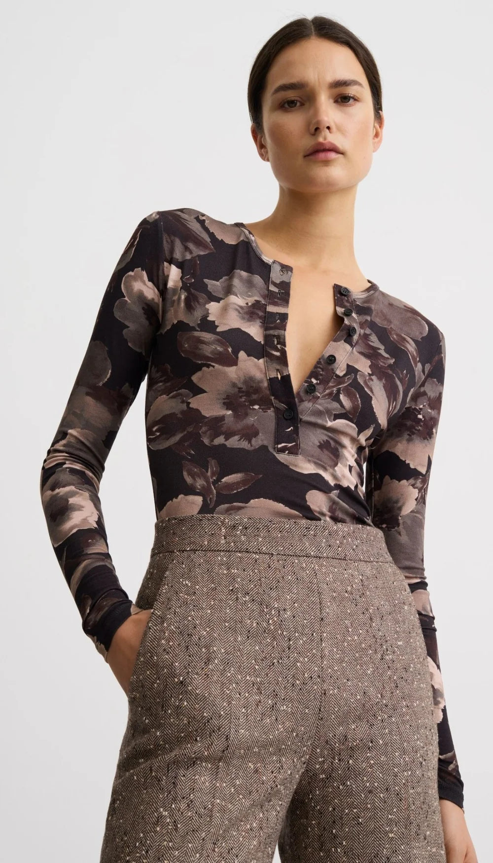 Smythe - Scrunch Sleeve Henley Tee in Carbon Floral