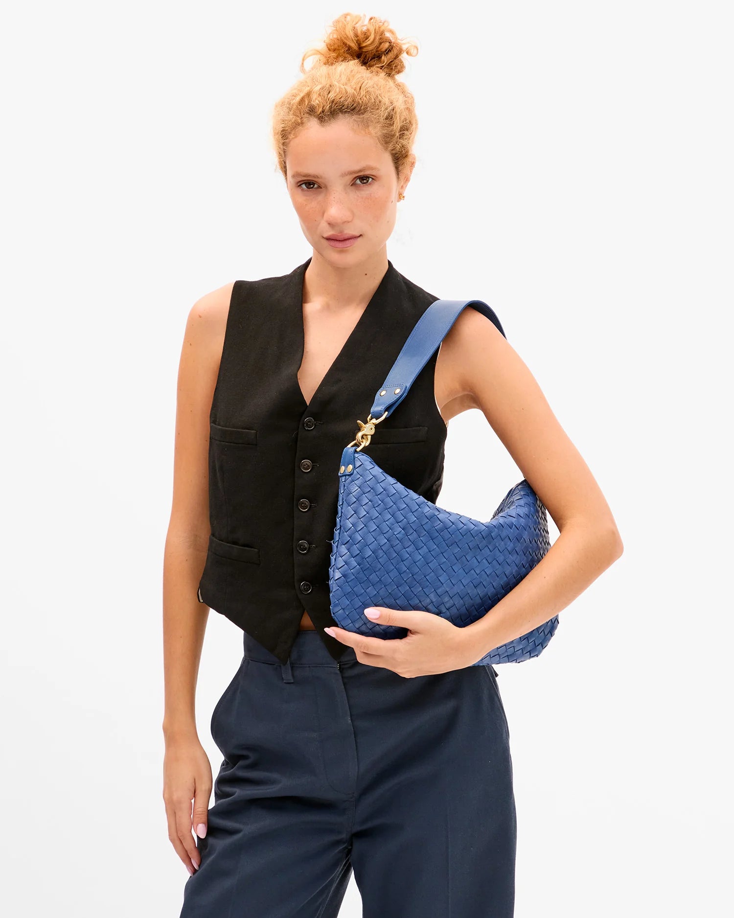 Clare V. - Moyen Messenger in French Blue Diagonal Woven