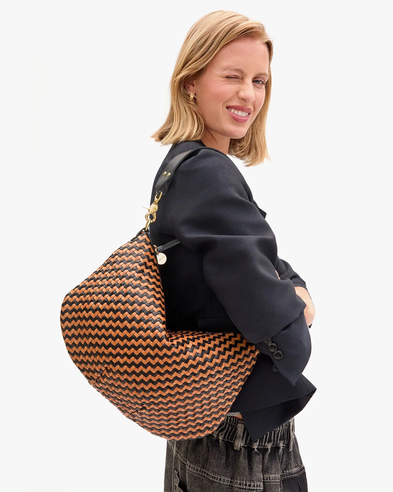 Clare V. - Moyen Messenger in Woven Zig-Zag Black/Natural