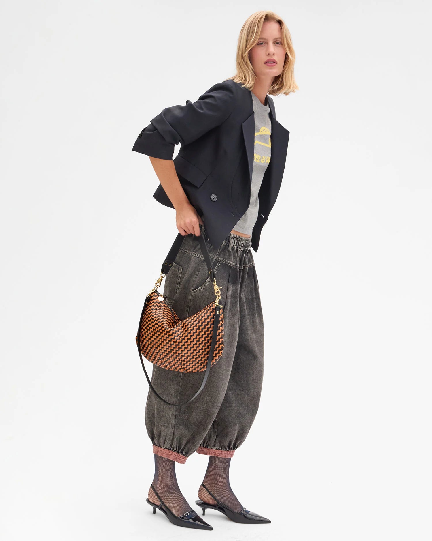 Clare V. - Moyen Messenger in Woven Zig-Zag Black/Natural