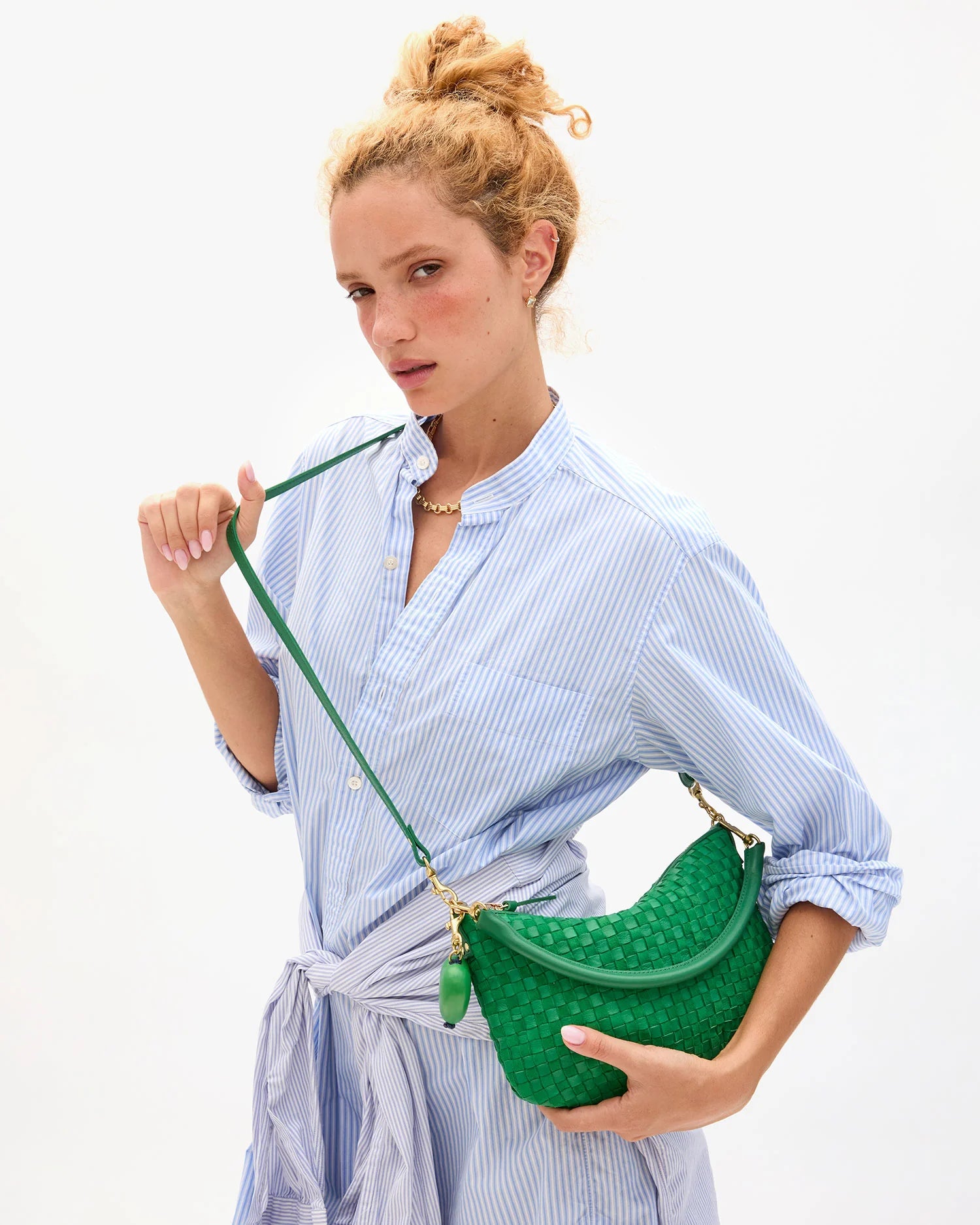 Clare V. - Petit Moyen Messenger in Leather Suede Grass Woven Checker