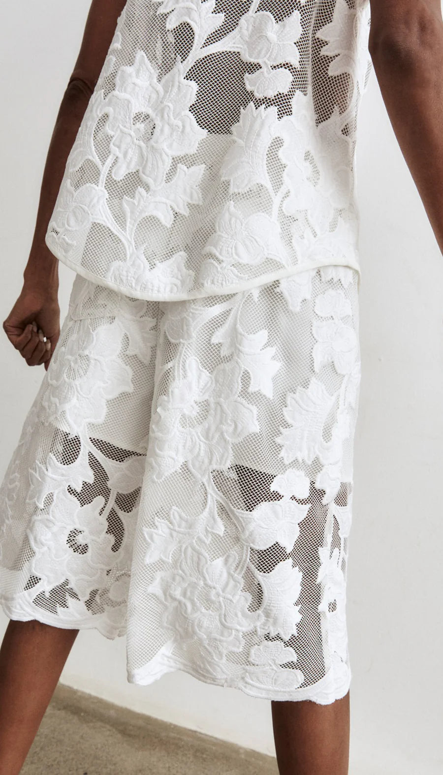 Smythe - Pull On Bermuda Short in White Applique