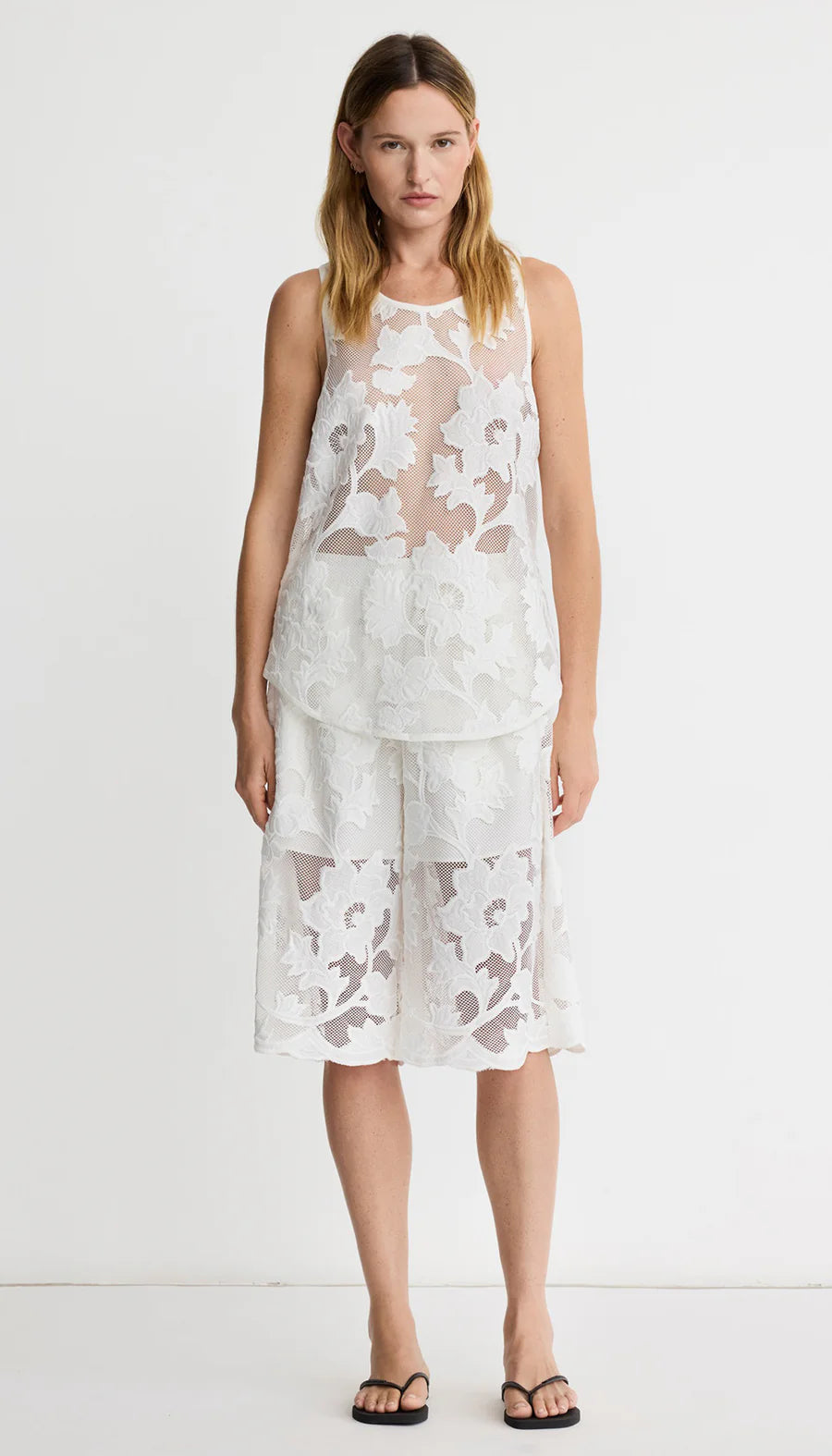 Smythe - Pull On Bermuda Short in White Applique