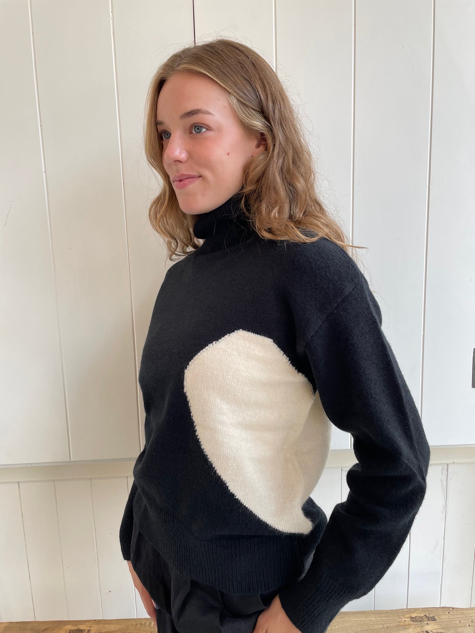 Lyla & Luxe - Cordy - Mockneck Sweater with Heart in Black/Off White