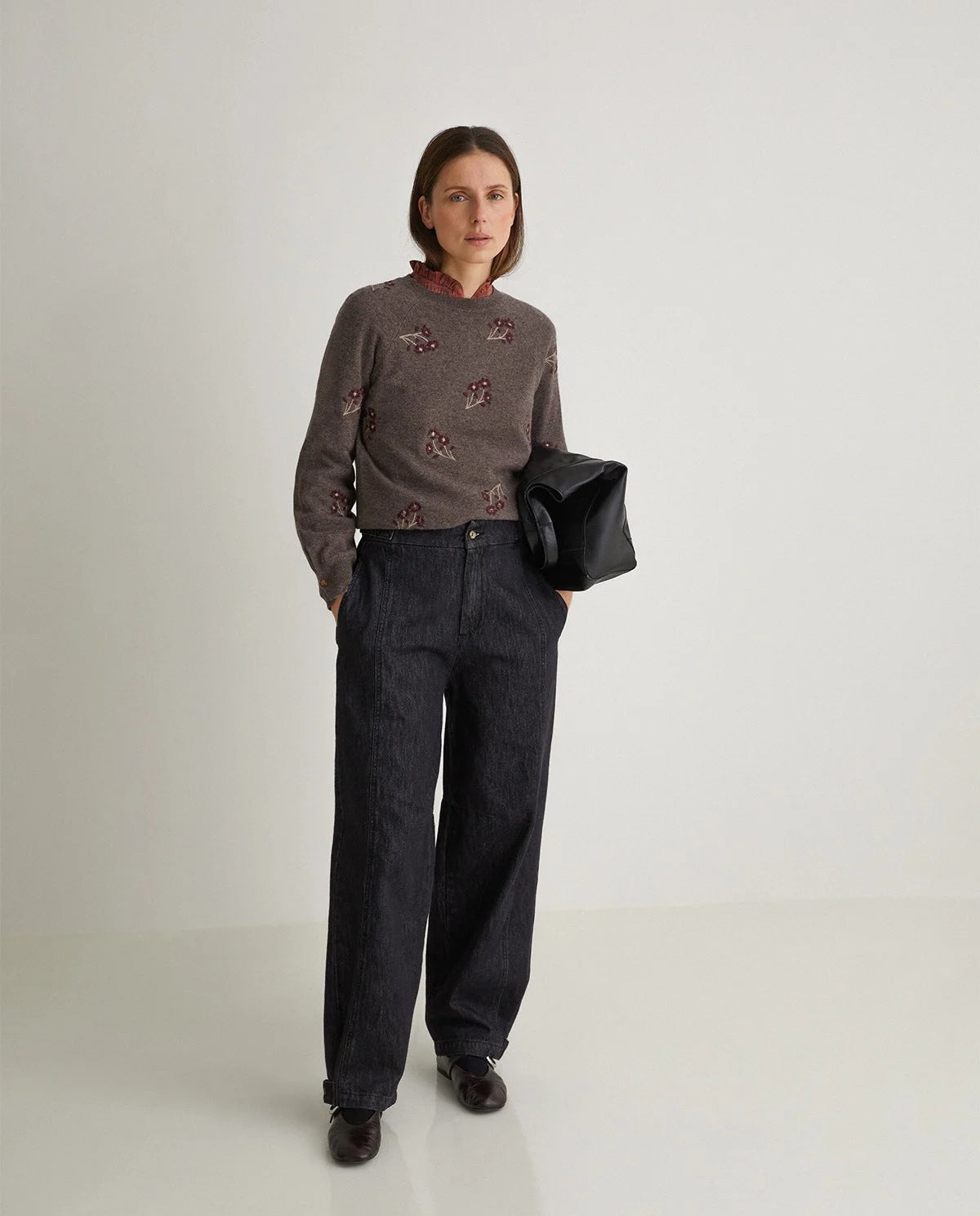 YERSE - Flower Embroidery Jumper in Fondo Piedra