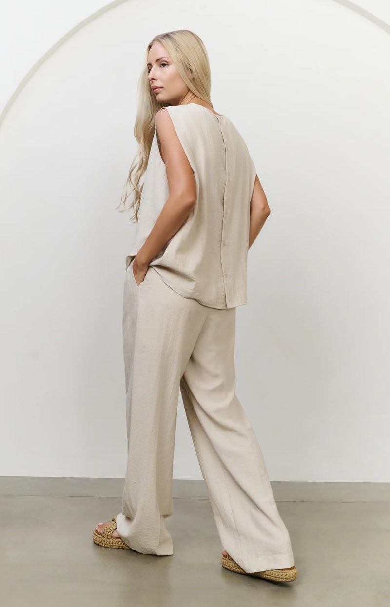 YAYA - Sleeveless top with button closure on back in Washed Brown