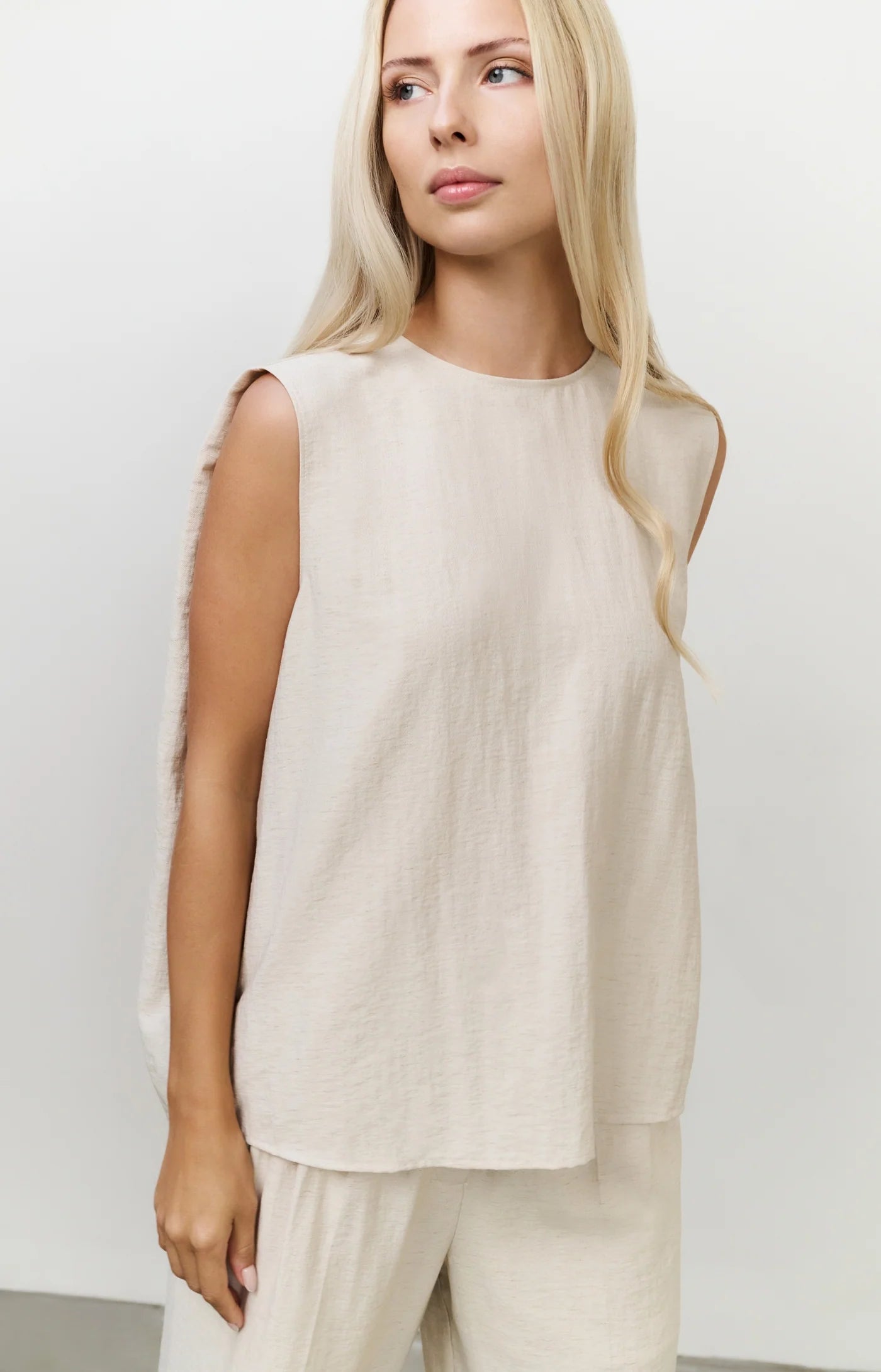 YAYA - Sleeveless top with button closure on back in Washed Brown